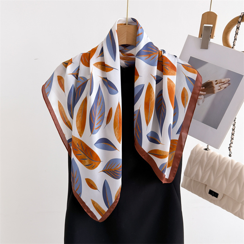 Luxury Brand Print 70cm Square - Silk Scarf Square recension och pris